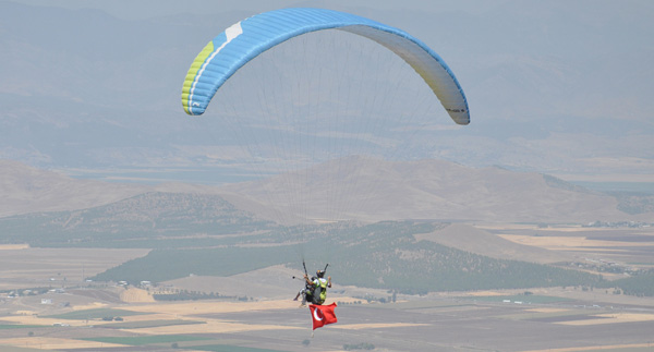Engelli Nisanur, uçarken akülü araç hayal ediyor