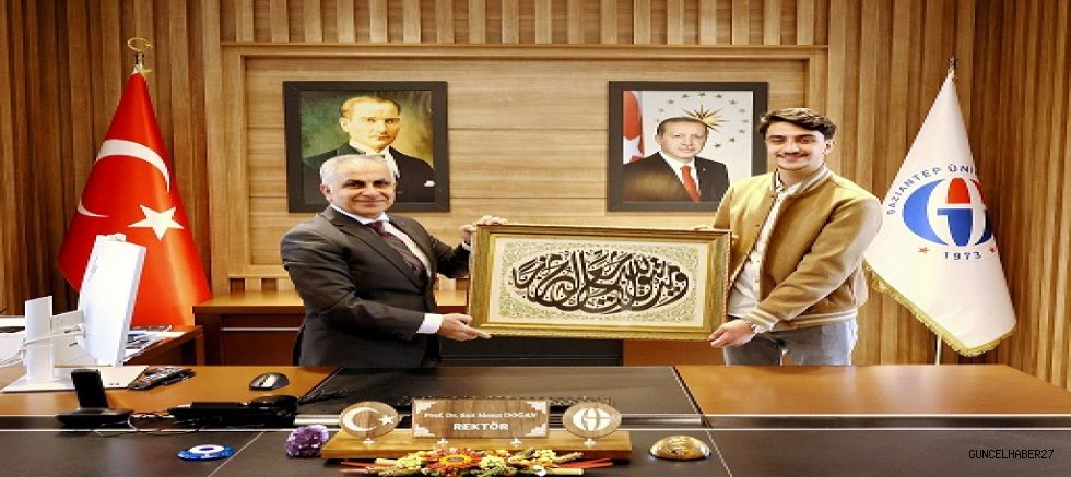 Genç Hattat Ahmet Elbeşir’den Rektör Doğan’a Anlamlı Ziyaret