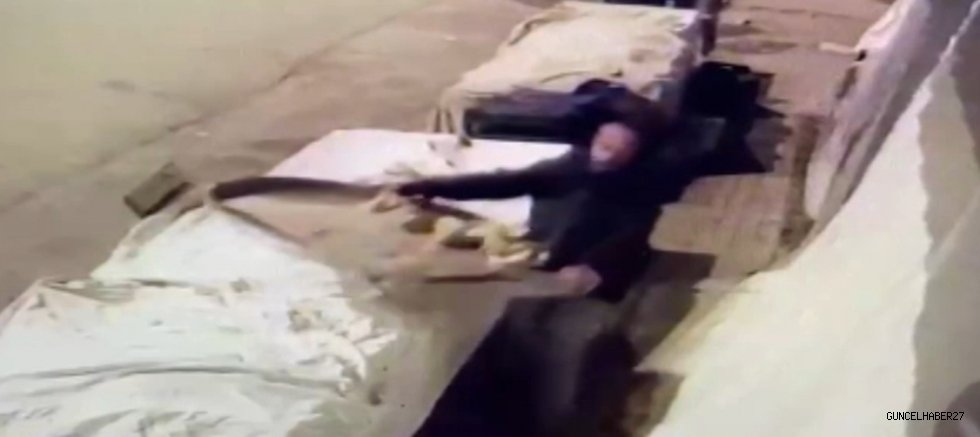 Pişkin hırsız, manavdan muzları tepsiyle götürdü