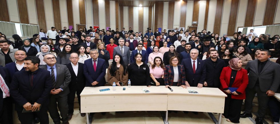 Şahin, üniversite öğrencileriyle bir araya geldi