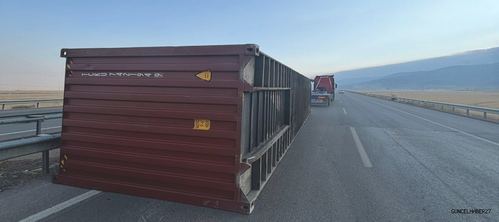 TIR’daki konteyner yola devrildi