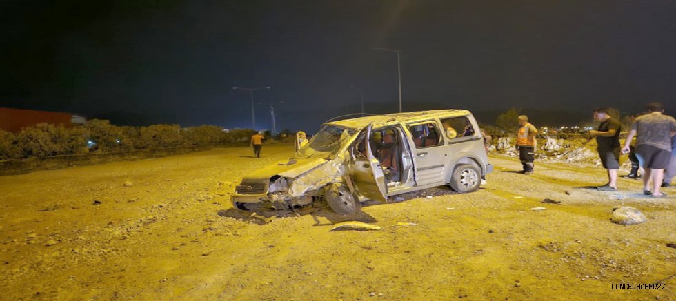 Yol bakım çalışmasında toprak yığınına çarptı: 8 yaralı
