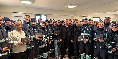 Başkan Hoşaf, üyelerinin yüzünü güldürüyor..