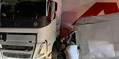 Gaziantep’te TIR ile Minibüs çarpıştı:1 ölü,1 yaralı