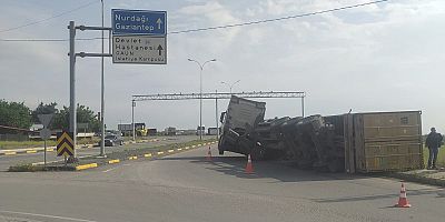 Gaziantep’te TIR’ın dorsesi konteyner ile birlikte devrildi