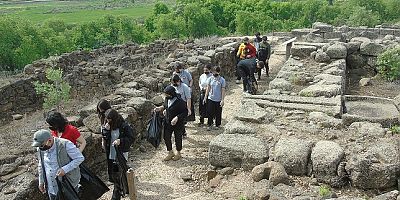 Lise öğrencileri Arkeolojik Park'ta çevre temizliği yaptı