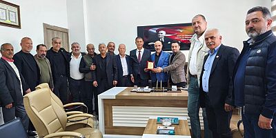 Muhtarlardan SYDV Müdürü Uyanık’a plaket