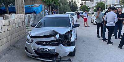 Otomobil, duvara çarptı: sürücü alkollü çıktı