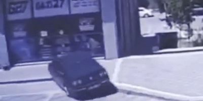 Sürücü, fren yerine gaza basınca otomobil iş yerine girdi