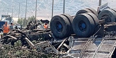 Tanker ile kamyonun çarpıştığı kazada sürücüler öldü