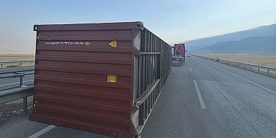 TIR’daki konteyner yola devrildi