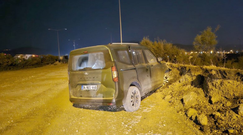Yol bakım çalışmasında toprak yığınına çarptı: 8 yaralı