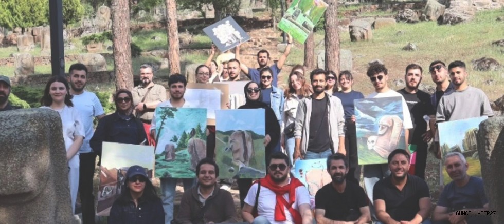 GAÜN’lü öğrenciler, heykellerin resmini çizdiler