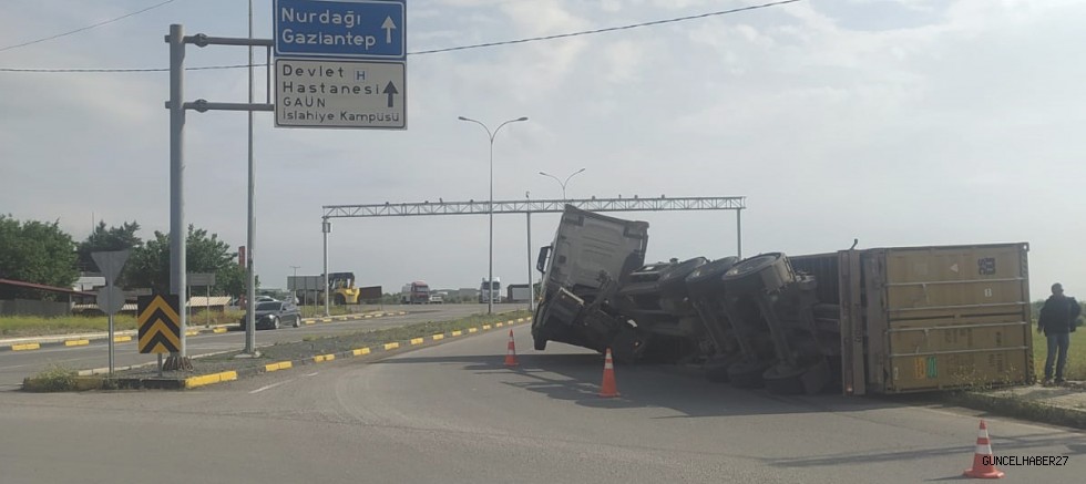 Gaziantep’te TIR’ın dorsesi konteyner ile birlikte devrildi