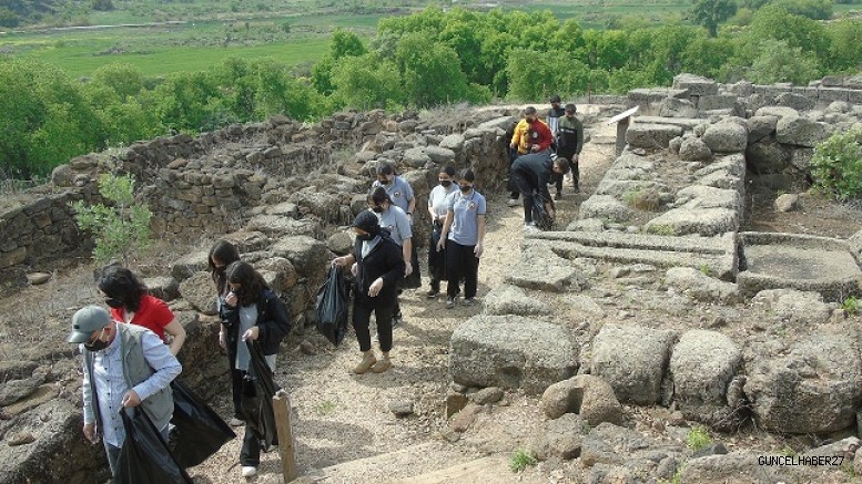 Lise öğrencileri Arkeolojik Park’ta çevre temizliği yaptı