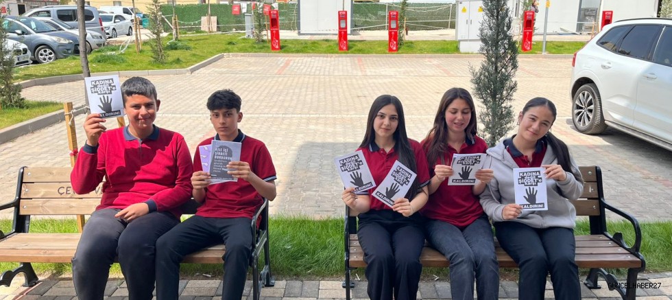 Lise öğrencileri kadına şiddete dikkat çekmek için broşür dağıttı