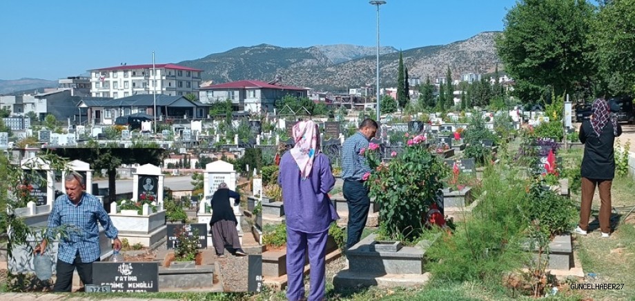 Depremzedeler arife gününde mezarlıkta gözyaşı döktü