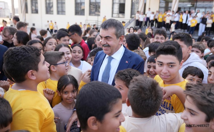Bakan Tekin, sınıfta öğrencilerle