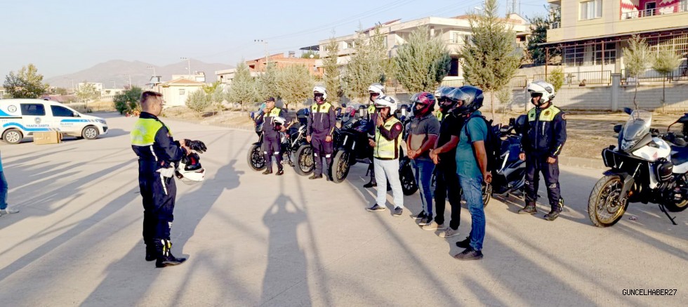 Motosiklet sürücülerine güvenli sürüş eğitimi