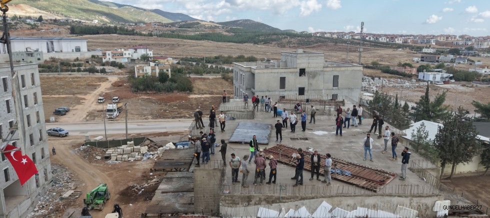 Deprem konutlarında son kalıp davul zurna eşliğinde yerine kondu