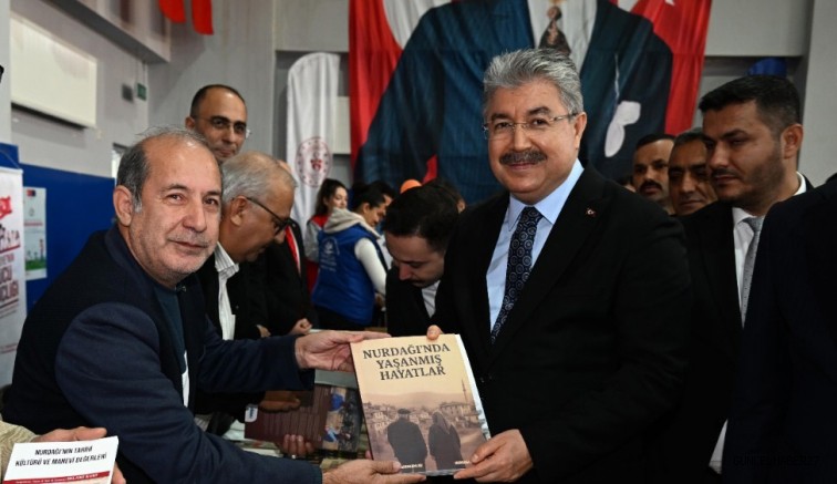 Gazetecilerden, Vali Dr. Erdinç Yılmaz’a Kitap Takdimi