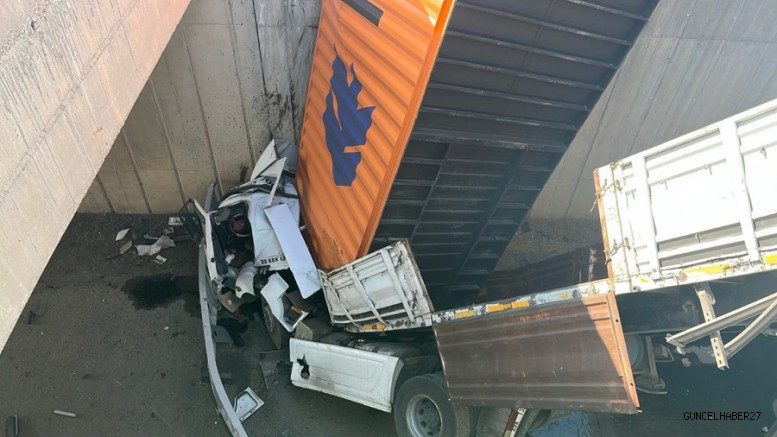 Gaziantep’te Kamyonet ile çarpışan TIR köprüden uçtu:2 yaralı