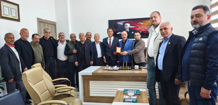 Muhtarlardan SYDV Müdürü Uyanık’a plaket