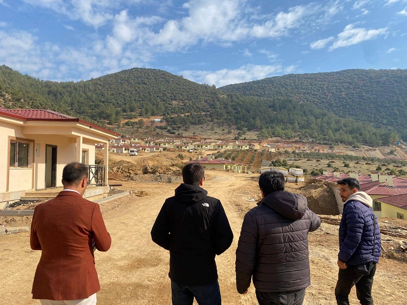 KAHRAMAN’DAN HASSA’DAKİ KÖY KONUTLARINA YERİNDE İNCELEME
