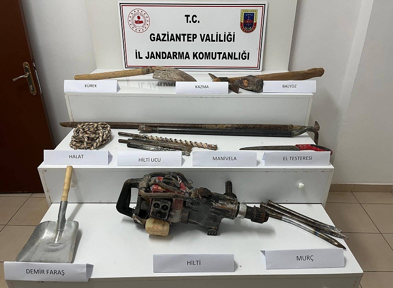 GAZİANTEP’TE KAÇAK KAZIYA SUÇÜSTÜ: 4 ŞÜPHELİ GÖZALTINDA