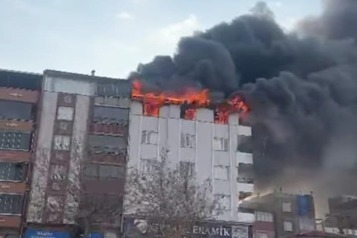 GAZİANTEP’TE 5 KATLI BİNANIN ÜST KATINDA YANGIN ÇIKTI