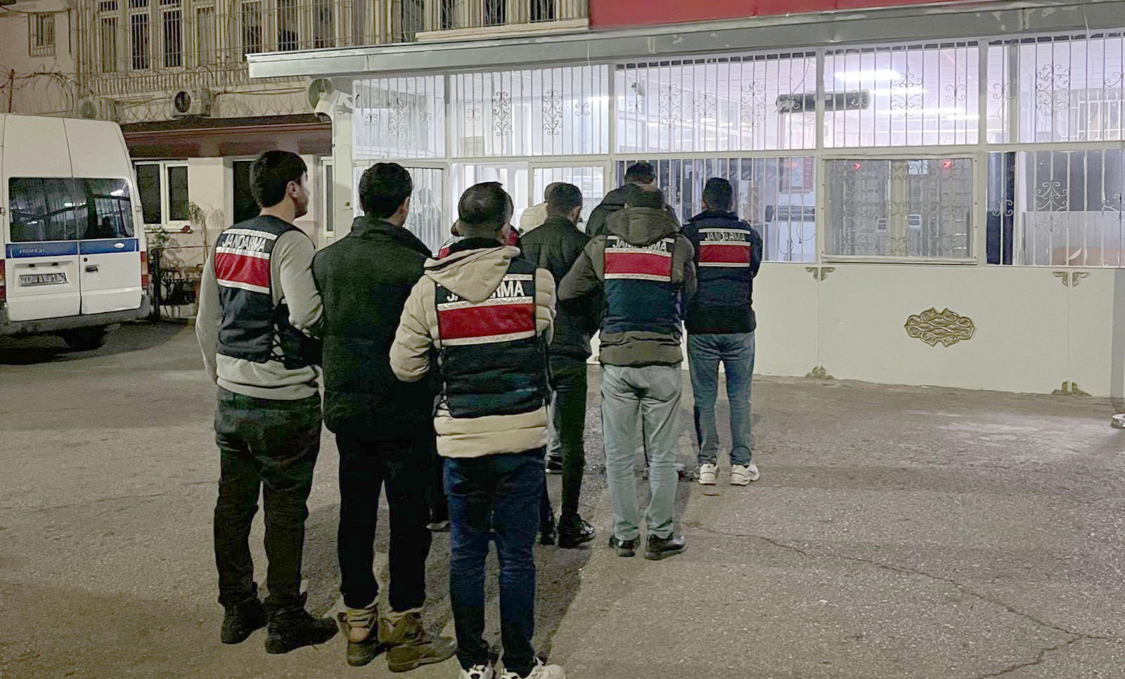 KRİPTO HESAPLARIYLA DOLANDIRICILIK YAPAN 10 ŞÜPHELİ TUTUKLANDI