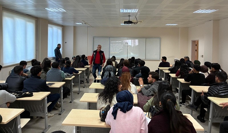 ÜNİVERSİTE ÖĞRENCİLERİNE UYUŞTURUCUYLA MÜCADELE EĞİTİMİ