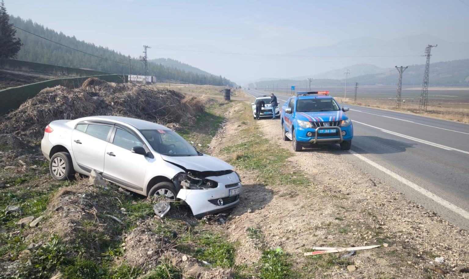 GAZİANTEP’TE OTOMOBİL ŞARAMPOLE DEVRİLDİ:4 YARALI