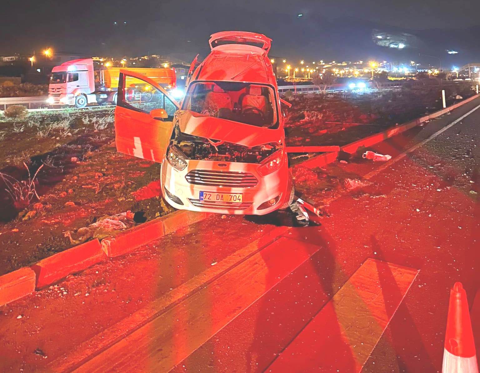 GAZİANTEP’TE TIRLA HAFİF TİCARİ ARAÇ ÇARPIŞTI, 4 YARALI