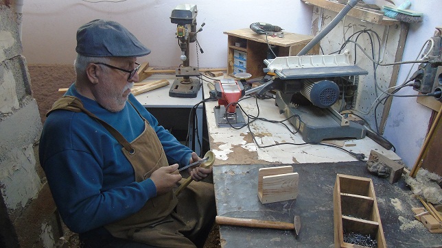 DOĞADAKİ ATIK AHŞAP PARÇALARINI SANAT ESERLERİNE DÖNÜŞTÜRÜYOR