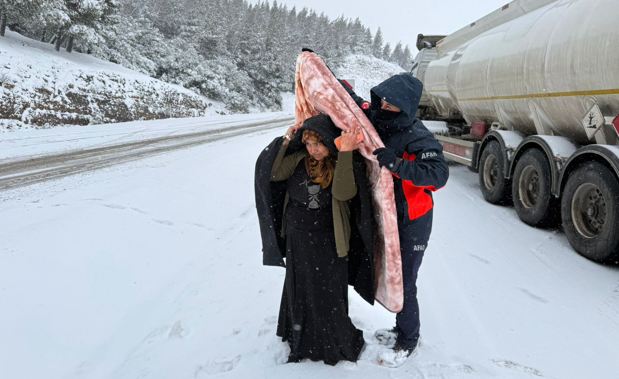 GAZİANTEP’TE YOLDA MAHSUR KALANLARA AFAD KUMANYA DAĞITTI