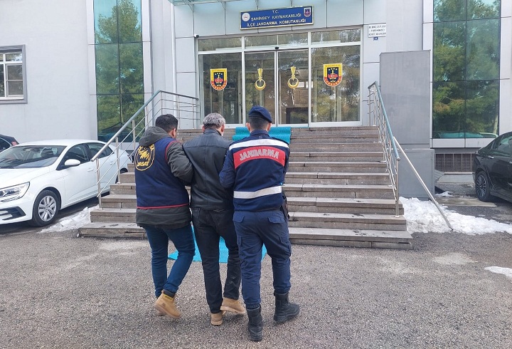 GAZİANTEP’TE 25 YIL HAPİS CEZASI BULUNAN FİRARİ HÜKÜMLÜ YAKALANDI
