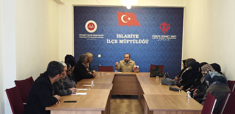 UMRE YOLCULARINA YÖNELİK BİLGİLENDİRME SEMİNERİ DÜZENLENDİ