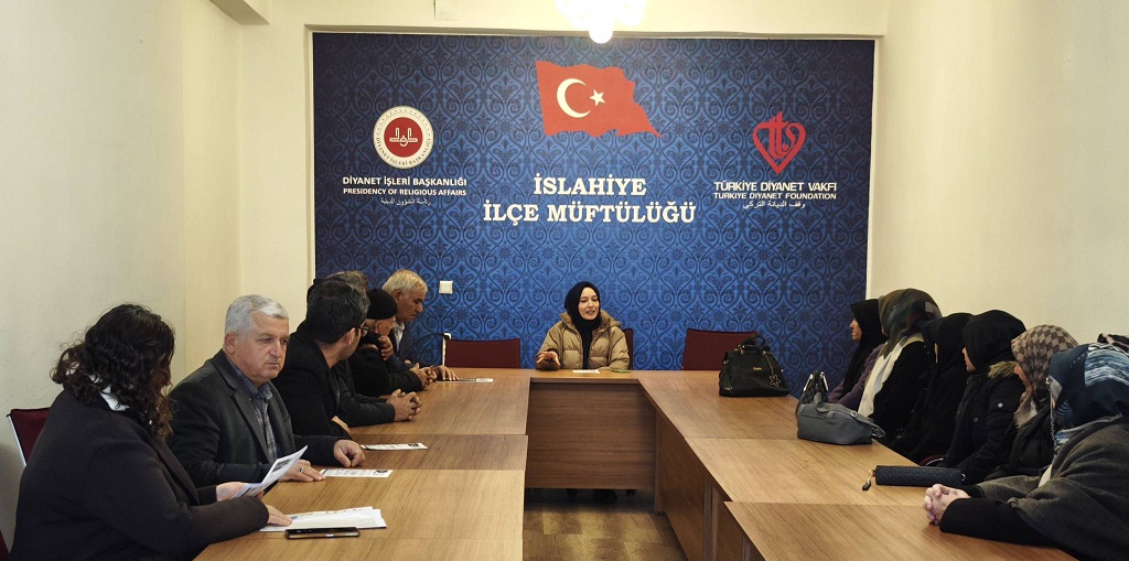 UMRE YOLCULARINA YÖNELİK BİLGİLENDİRME SEMİNERİ DÜZENLENDİ