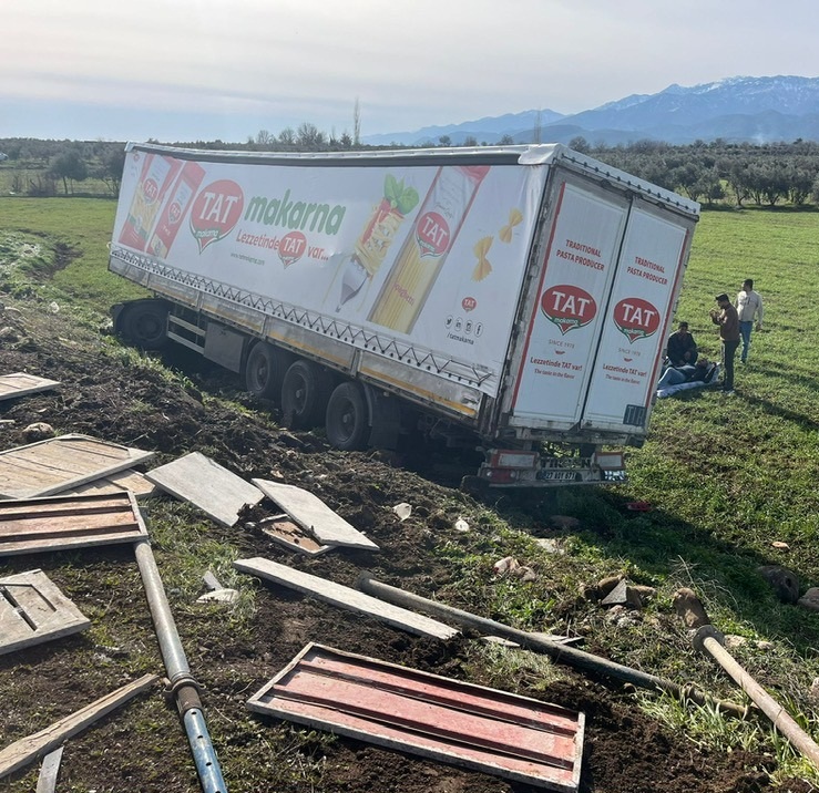 HASSA’DA TIR İLE TRAKTÖR ÇARPIŞTI: 2 YARALI