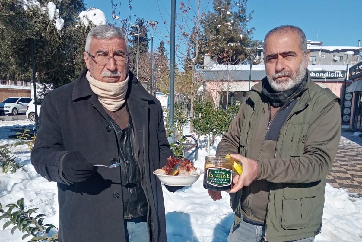 KAR SEVİNCİ YAŞAYAN ESNAF KARSAMBAÇ YAPTI