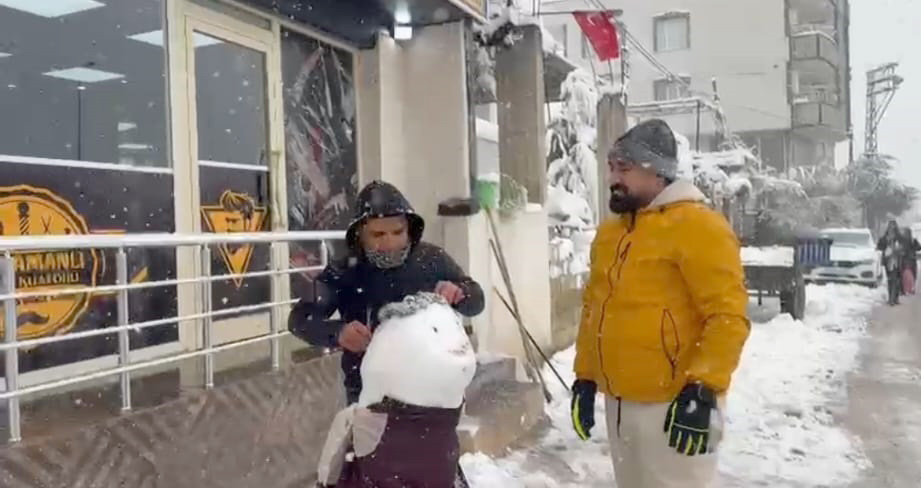 ÇIRAKLARA KARDAN ADAM ÜZERİNDE BERBERLİK EĞİTİMİ