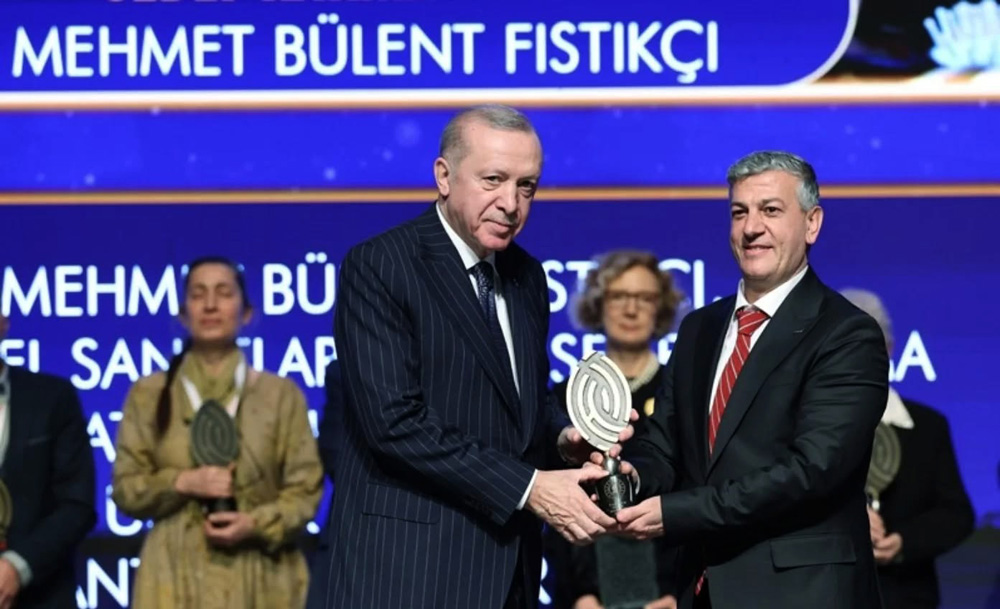 ÖDÜLÜNÜ CUMHURBAŞKANI ERDOĞAN’IN ELİNDEN ALDI