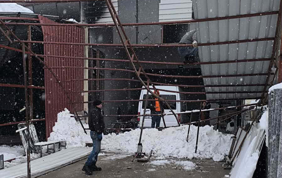 GAZİANTEP’TE KARDA ÇATI ÇÖKTÜ, ARAÇ ZARAR GÖRDÜ