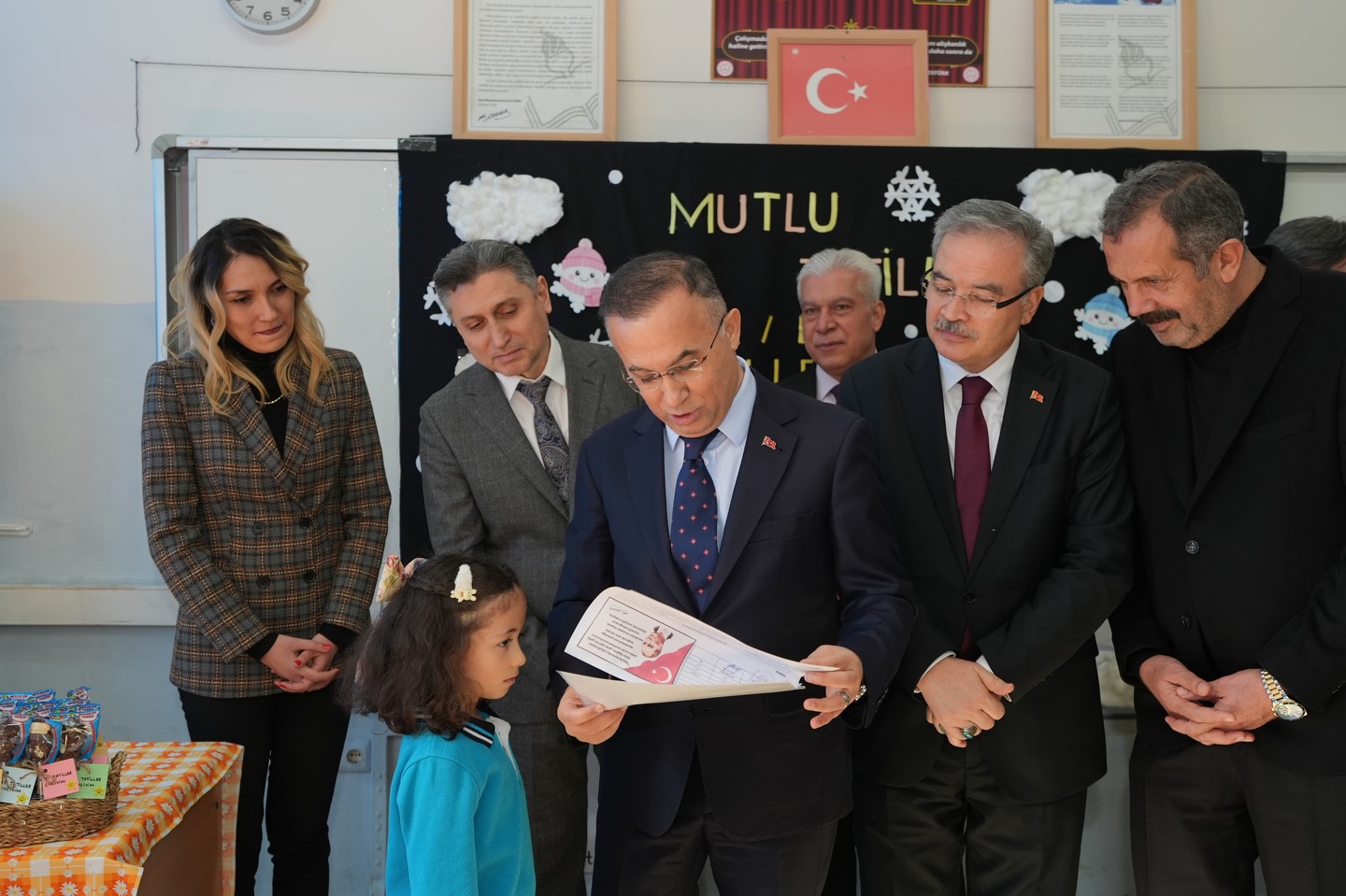 VALİ ÇEBER, ÖĞRENCİLERİN KARNE SEVİNCİNE ORTAK OLDU