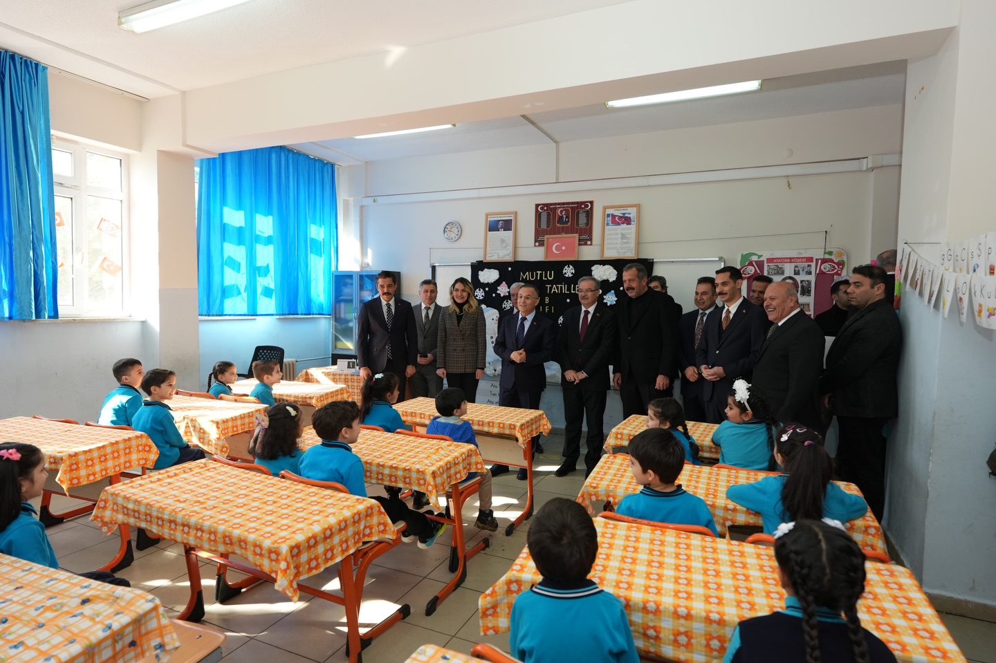 VALİ ÇEBER, ÖĞRENCİLERİN KARNE SEVİNCİNE ORTAK OLDU