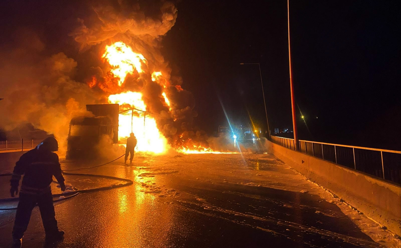 GAZİANTEP’TE TAG OTOYOLUNDA ÇOCUK BEZİ YÜKLÜ TIR YANDI