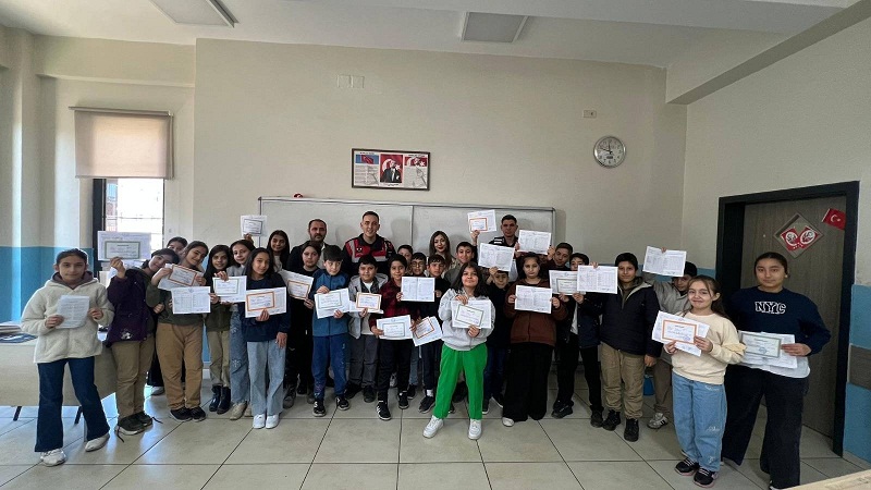 JANDARMA, ÖĞRENCİLERİN KARNE HEYECANINA ORTAK OLDU