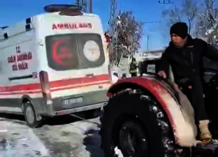 GAZİANTEP’TE KARA SAPLANAN AMBULANS TRAKTÖRLE KURTARILDI