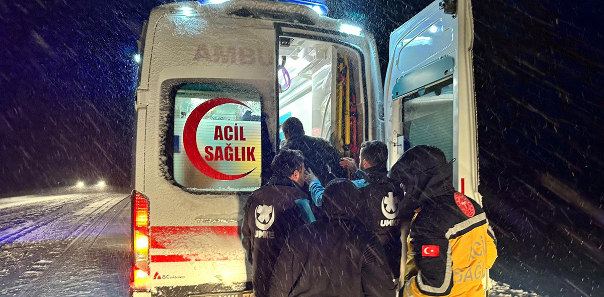 GAZİANTEP’TE KARDAN YOLU KAPANAN MAHALLEDE HASTAYA ULAŞILDI